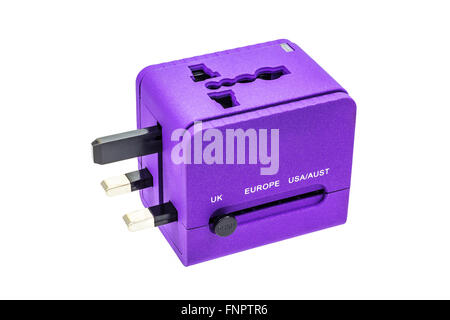 Immagine ravvicinata Travel Adapter per la zona del Regno Unito su isolare lo sfondo bianco. Foto Stock