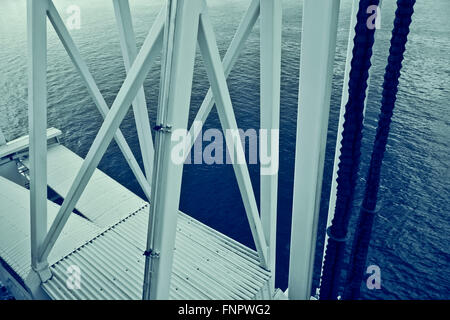 Illustrazione grafica di travi metalliche e il sollevatore sul sito del porto con acqua ondeggiano sfondo . Foto Stock