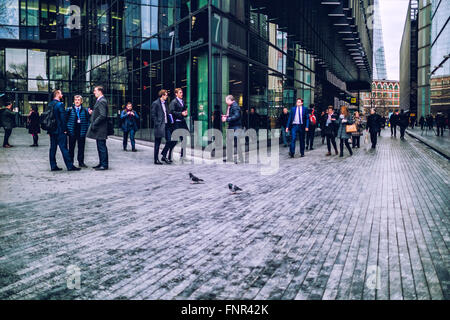 Gruppo di persone sulla strada più Londra Foto Stock