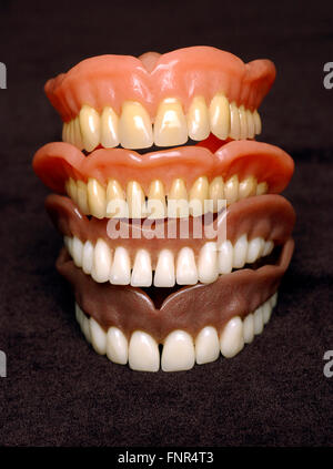 Due serie di protesi completa. Protesi o falsi denti sono realizzati a partire da una base in acrilico su cui acrilici o denti di ceramica sono montati. Foto Stock