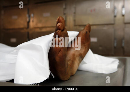 Close up dei piedi di un cadavere in una camera mortuaria. Foto Stock