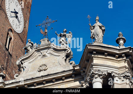 Italia, Lombardia, Treviglio, Basilica di San Martino e Chiesa di Santa Maria Assunta, facciata particolare. Foto Stock