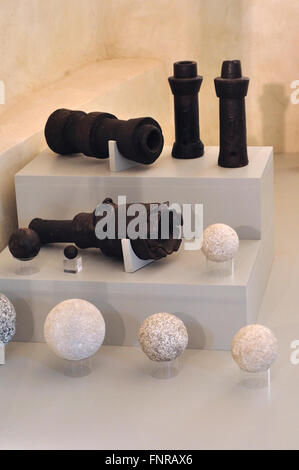 L'Italia, Trentino Alto Adige, Castel Castel Thun, pietra palle di cannone in sala di esposizione Foto Stock