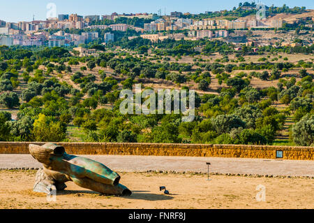 Icaro caduto -Ikaro Caduto- statua in bronzo di Igor Mitoraj, sullo sfondo la città di Agrigento. La Valle dei Templi. Foto Stock