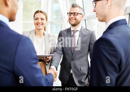 Uomini d'affari si stringono la mano dopo la riunione Foto Stock