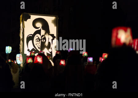 Uno dei principali lanterne di un carnevale di Basilea gruppo, accesa durante la sfilata il lunedì mattina alle 4 del mattino. Foto Stock