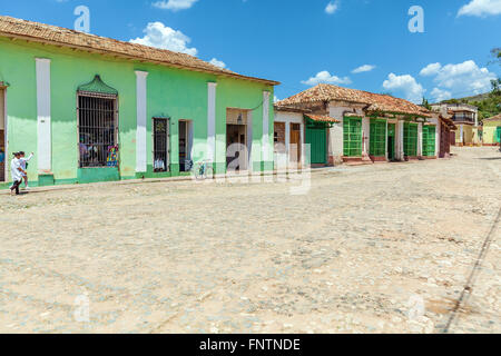 TRINIDAD, CUBA - MARZO 30, 2012: strade della città vecchia con i turisti solo uso editoriale. Foto Stock