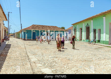 TRINIDAD, CUBA - MARZO 30, 2012: strade della città vecchia con i turisti solo uso editoriale. Foto Stock