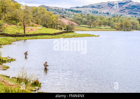 Lake District, Regno Unito - 09 Maggio 2015: due pescatori in piedi in acqua e la pesca nel Lake District, REGNO UNITO Foto Stock