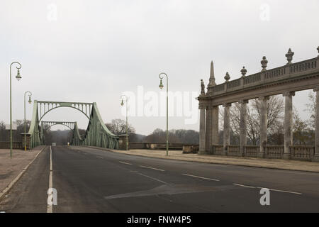 La città di Potsdam, marzo 10: "Glienicker Brucke" (tedesco per Glienicke ponte) a Potsdam vicino a Berlino il 10 marzo 2016. Foto Stock