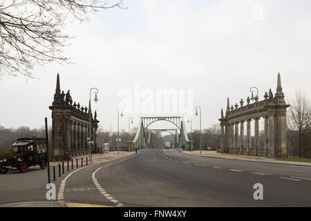 La città di Potsdam, marzo 10: "Glienicker Brucke" (tedesco per Glienicke ponte) a Potsdam vicino a Berlino il 10 marzo 2016. Foto Stock