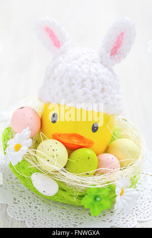 Decorazione di pasqua con po' di anatra e uova Foto Stock