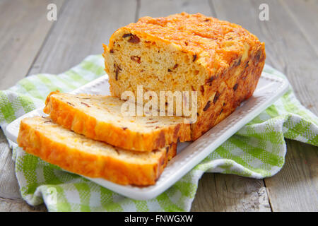 Il pane di mais con pancetta e formaggio cheddar Foto Stock