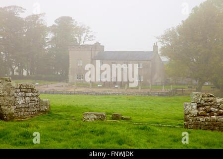 Il Vallo di Adriano. Nebbia avvolta. Birdoswald Roman Fort, Cumbria, Inghilterra, Regno Unito. Foto Stock