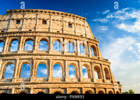 Roma, Italia. Colosseo a Roma, Italia. Simbolo della città antica. Anfiteatro nella luce del tramonto. Foto Stock