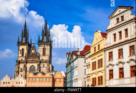 Praga, Repubblica Ceca. Veduta aerea Chiesa di Nostra Signora di Tyn presso la piazza della Città Vecchia (Starometska) a Praha. Foto Stock