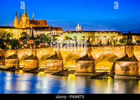 Praga, Repubblica Ceca. Il Ponte di Carlo e Hradcany (Castello di Praga) con la Cattedrale di San Vito e la chiesa di San Giorgio Il crepuscolo della sera, Foto Stock