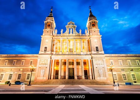 Madrid, Spagna. Twilight skyline di Santa Maria la Real de La Almudena Cattedrale, sede della Cattolica Romana l Arcidiocesi di Madrid. Foto Stock