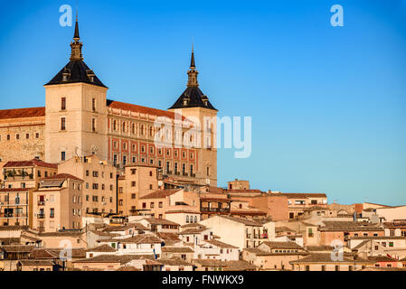 Toledo, Spagna. Alcazar vista nella città antica su una collina sopra il fiume Tago, Castilla la Mancha medievale di attrazione Espana. Foto Stock