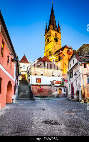 Sibiu, Romania. Chiesa evangelica, costruita nel 1530 in Piazza Huet, visto dal medievale Città Bassa città, Transilvania. Foto Stock