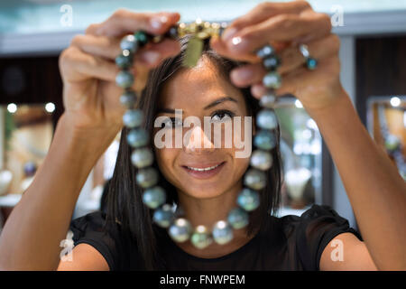 Donna del venditore nel Tahia squisita Perle shop in Papeete, Tahiti, Polinesia Francese Tahiti Nui, Isole della Società, Francese P Foto Stock