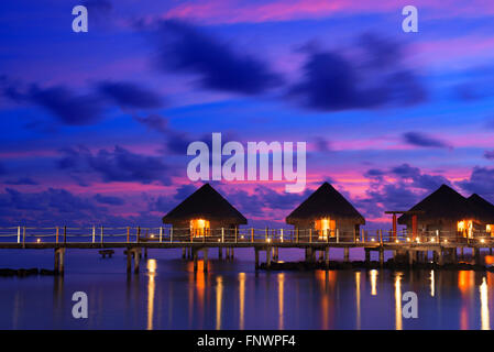 Tramonto al Meridien Hotel sull'isola di Tahiti, Polinesia Francese Tahiti Nui, Isole della Società, Polinesia francese, Sud Pacifico Foto Stock