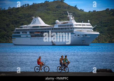 Paul Gauguin crociera ancorato davanti di Bora Bora Vaitape dock, Isole della Società, Polinesia francese, South Pacific. Foto Stock