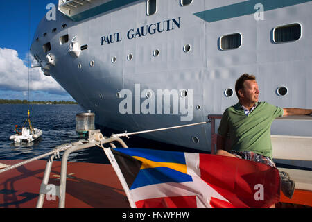 Valutazione di Paul Gauguin crociera ancorato in Fakarava, Arcipelago Tuamotus Polinesia francese Isole Tuamotu, South Pacific. Foto Stock