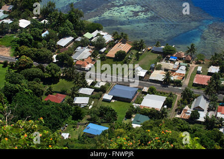 Case tipiche, road e vedere, Moorea island (vista aerea), isole Windward, Isole della Società, Polinesia francese, Oceano Pacifico. Foto Stock