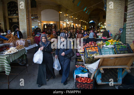 In Iraq le donne lo shopping al mercato di Kalar, Iraq settentrionale Foto Stock