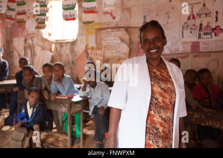 Un insegnante e i suoi studenti nelle loro classi Finote Selam, Etiopia, Africa. Foto Stock