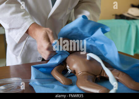 Ospedale pediatri su una rianimazione neonatale corso di formazione, Etiopia Africa. Foto Stock