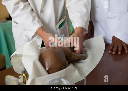 Ospedale pediatri su una rianimazione neonatale corso di formazione, Etiopia Africa. Foto Stock