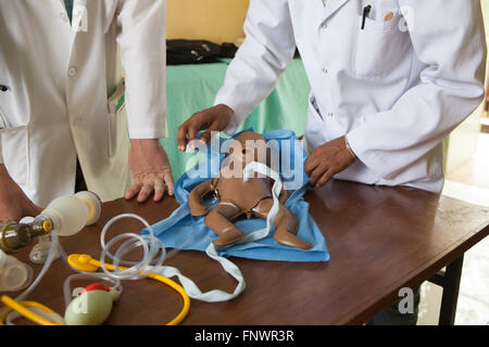 Ospedale pediatri su una rianimazione neonatale corso di formazione, Etiopia Africa. Foto Stock