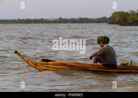 Un pescatore pagaie sua canoa sul Lago Tana in Bahir Dah in Etiopia. Il lago Tana è la sorgente del Nilo Azzurro. Foto Stock