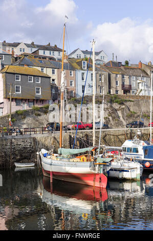 Le acque calme nel porto di Mevagissey Cornwall Regno Unito Foto Stock