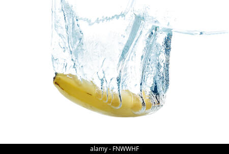 Banana caduta o immersione in acqua con splash Foto Stock