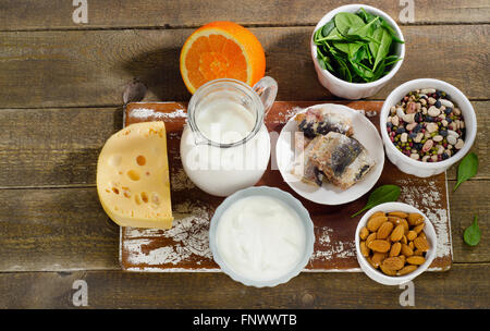 Gli alimenti più in alto in calcio su un tavolo di legno. Vista superiore Foto Stock