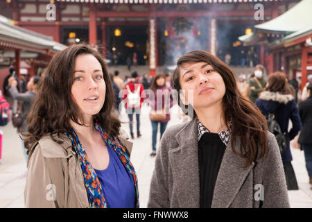 Due giovani donne al Tempio di Sensoji e tourist area dello shopping. Foto Stock