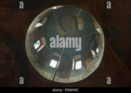 Gesù Cristo Pantocratore. Affresco di icona russa pittore Tatiana Kosinskaya (1903-1981) all'interno della cupola della chiesa della Dormizione presso il Cimitero di Olsany a Praga, Repubblica Ceca. La chiesa della Dormizione progettato dall architetto russo Vladimir Brandt (1887-1944) fu costruita nel 1924-1925 dal russo emigrazione bianco in Cecoslovacchia. Dipinti murali sono stati realizzati nel 1941-1945 dal gruppo di icona russa pittori dopo la progettazione dal russo famoso illustratore di libri Ivan Bilibin (1876-1942) da 1926-1928. Foto Stock