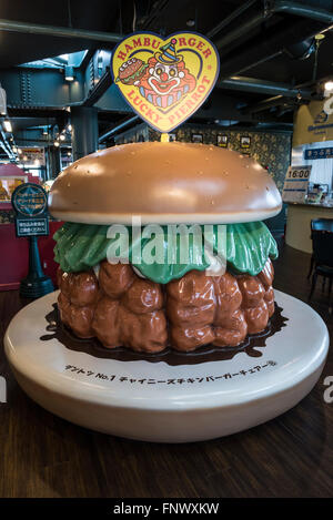 Giant Hamburger in Lucky Pierrot Ristorante, Hakodate, Hokkaido, Giappone Foto Stock