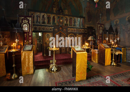 L'iconostasi con icone da icona russa pittore Kirill Katkov (1905-1995) nella chiesa della Dormizione presso il Cimitero di Olsany a Praga, Repubblica Ceca. La chiesa della Dormizione progettato dall architetto russo Vladimir Brandt (1887-1944) fu costruita nel 1924-1925 dal russo emigrazione bianco in Cecoslovacchia. Dipinti murali sono stati realizzati nel 1941-1945 dal gruppo di icona russa pittori dopo la progettazione dal russo famoso illustratore di libri Ivan Bilibin (1876-1942) da 1926-1928. Foto Stock