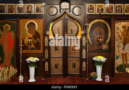 Porte Sante dell'iconostasi con icone da icona russa pittore Kirill Katkov (1905-1995) nella chiesa della Dormizione presso il Cimitero di Olsany a Praga, Repubblica Ceca. La chiesa della Dormizione progettato dall architetto russo Vladimir Brandt (1887-1944) fu costruita nel 1924-1925 dal russo emigrazione bianco in Cecoslovacchia. Dipinti murali sono stati realizzati nel 1941-1945 dal gruppo di icona russa pittori dopo la progettazione dal russo famoso illustratore di libri Ivan Bilibin (1876-1942) da 1926-1928. Foto Stock