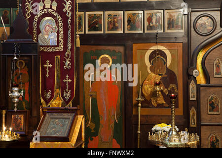 Raffaele Arcangelo e di Nostra Signora di Vladimir. Icone da icona russa pittore Kirill Katkov (1905-1995) nell'iconostasi della Dormizione chiesa presso il Cimitero di Olsany a Praga, Repubblica Ceca. La chiesa della Dormizione progettato dall architetto russo Vladimir Brandt (1887-1944) fu costruita nel 1924-1925 dal russo emigrazione bianco in Cecoslovacchia. Dipinti murali sono stati realizzati nel 1941-1945 dal gruppo di icona russa pittori dopo la progettazione dal russo famoso illustratore di libri Ivan Bilibin (1876-1942) da 1926-1928. Foto Stock