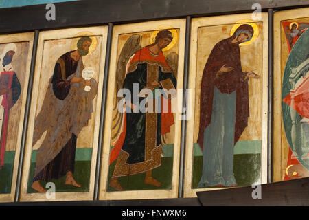 San Pietro, San Michele Arcangelo e la Vergine Maria. Icone da icona russa pittore Kirill Katkov (1905-1995) nella deesis fila dell'iconostasi della Dormizione chiesa presso il Cimitero di Olsany a Praga, Repubblica Ceca. La chiesa della Dormizione progettato dall architetto russo Vladimir Brandt (1887-1944) fu costruita nel 1924-1925 dal russo emigrazione bianco in Cecoslovacchia. Dipinti murali sono stati realizzati nel 1941-1945 dal gruppo di icona russa pittori dopo la progettazione dal russo famoso illustratore di libri Ivan Bilibin (1876-1942) da 1926-1928. Foto Stock