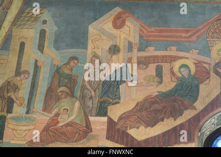 Natività della Beata Vergine Maria. Pittura murale da icona russa pittori Rotislav Koryakin (1918-1999) e Andrei Ryazanov (1885-1950) nella chiesa della Dormizione presso il Cimitero di Olsany a Praga, Repubblica Ceca. La chiesa della Dormizione progettato dall architetto russo Vladimir Brandt (1887-1944) fu costruita nel 1924-1925 dal russo emigrazione bianco in Cecoslovacchia. Dipinti murali sono stati realizzati nel 1941-1945 dal gruppo di icona russa pittori dopo la progettazione dal russo famoso illustratore di libri Ivan Bilibin (1876-1942) da 1926-1928. Foto Stock