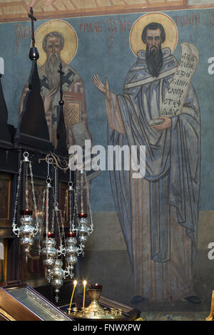 I santi Cirillo e Metodio. Pittura murale da icona russa pittore Andrei Ryazanov (1885-1950) nella chiesa della Dormizione presso il Cimitero di Olsany a Praga, Repubblica Ceca. La chiesa della Dormizione progettato dall architetto russo Vladimir Brandt (1887-1944) fu costruita nel 1924-1925 dal russo emigrazione bianco in Cecoslovacchia. Dipinti murali sono stati realizzati nel 1941-1945 dal gruppo di icona russa pittori dopo la progettazione dal russo famoso illustratore di libri Ivan Bilibin (1876-1942) da 1926-1928. Foto Stock