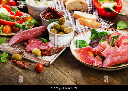 Antipasto set. Italiano cibo sano sulla tavola di legno. Foto Stock