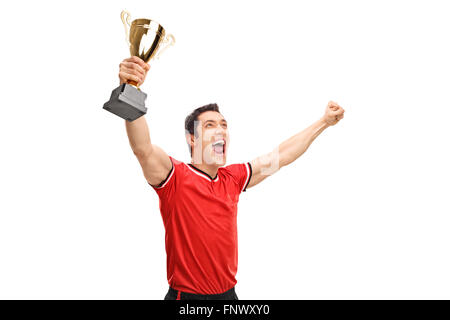 Studio shot di un giovane sportivo tenendo un trofeo e celebrando la vittoria isolati su sfondo bianco Foto Stock