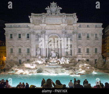 29/02/2016. Il Trevi Fontana, Roma, Italia di notte con i turisti. i turisti si mescolano davanti alla Fontana di Trevi Foto Stock